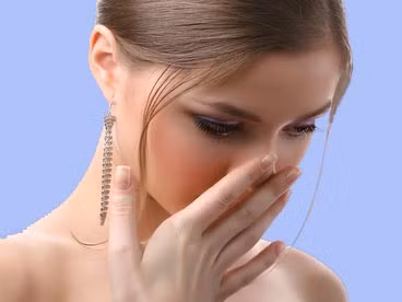 Ngược lại, những người có sống mũi gãy gập và lồi lõm thường hay bị kẻ xấu hãm hại trong công việc. Người như vậy dễ nản chí, khi gặp trở ngại trong công việc họ thường nghiêng theo xu hướng rút lui chùn bước, không dám đối mặt với chính mình và không có quan điểm sống rõ ràng.