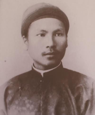 Vua Hàm Nghi tên húy là Nguyễn Phúc Ưng Lịch (1871-1944), là người dòng dõi hoàng tộc triều đình nhà Nguyễn.
