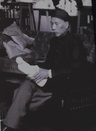 Vua Hàm Nghi là người tài hoa, giỏi tiếng Pháp, cầm kỳ thi hoạ đều giỏi.