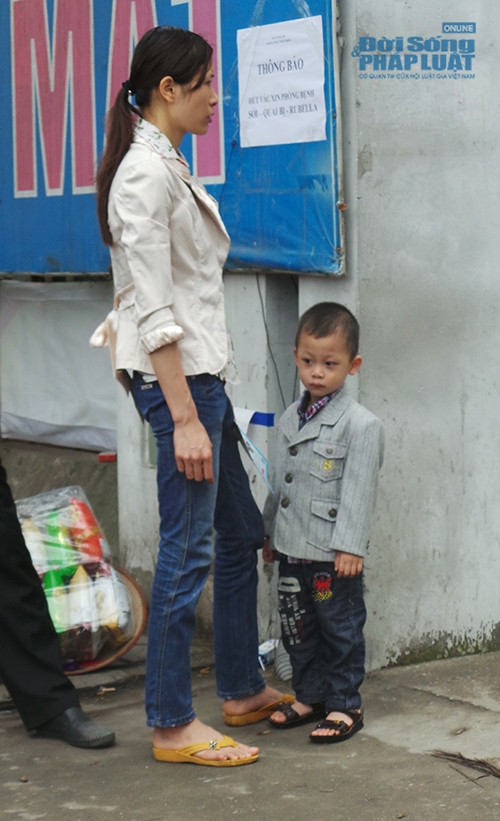 Một số người chờ đến ca chiều để đăng ký cho con.