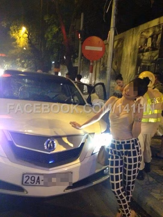 Cô gái chụp ảnh tự sướng tại chốt cảnh sát, bên cạnh chiếc xe hạng sang. Ảnh: FB 141.