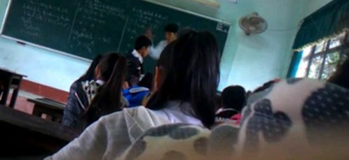 Thầy giáo tát học sinh thứ nhất.
