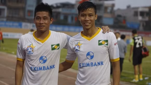 6, Quế Ngọc Mạnh, Quế Ngọc Hải (Bóng đá): Đầu mùa bóng trước, lần đầu tiên 2 anh em Quế Ngọc Mạnh (trái) và Quế Ngọc Hải cùng đá chính cho SLNA ở trận gặp Thanh Hóa. Người anh Ngọc Mạnh thi đấu ở vị trí tiền vệ hoặc hậu vệ biên, trong khi Ngọc Hải đá trung vệ. Cả hai được xem là trụ côt của SLNA trong tương lai gần, đặc biệt là Ngọc Hải. Trung vệ này hiện đang cùng đội Olympic thi đấu thành công tại ASIAD. Anh cũng từng đeo băng thủ quân U19 Việt Nam năm 2012. Ảnh: Bongdaplus.