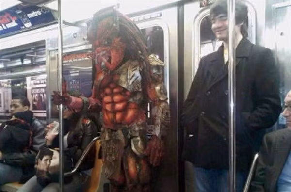 Nổi bật với bộ trang phục kỳ lạ...