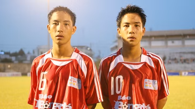 3, Hoàng Danh Ngọc, Hoàng Nhật Nam (bóng đá): Nhật Nam (trái) và Danh Ngọc (phải) là 2 anh em sinh đôi. Họ nổi danh trong màu áo của Nam Định nhưng quê ở Thái Bình. Cả hai cầu thủ sinh năm 1990 này được Nam Định đưa về khi mới 15 tuổi. Tài năng của cả hai được biết đến khi tỏa sáng tại giải U17 quốc tế năm 2007. Sau năm đó họ được Nam Định đôn lên đá V.League và thi đấu thành công. Trong năm 2008, 2 anh em sinh đôi này góp công lớn giúp U22 Việt Nam vô địch Merdeka Cup. Về sau sự nghiệp của cậu Hoàng Danh Ngọc tốt hơn khi thi đấu cho V.Ninh Bình, đoạt Cúp quốc gia và Siêu Cúp quốc gia. Trong khi đó, Nhật Nam vẫn đang thi đấu cho Nam Định ở giải hạng Nhì.