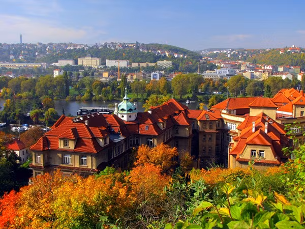 Khi tiết trời sang thu là thời điểm tuyệt vời đi lang thang giữa các con phố Praha, tham quan những công viên sôi động và những công trình lịch sử, nhâm nhí một chút rượu tại các quán bar nhỏ, giản dị.