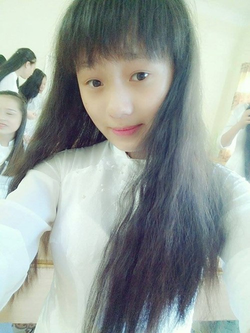 Sau khi bức ảnh được chia sẻ, có nhiều bình luận không hay chế giễu chiều cao của Kiều Anh, nhiều người nhận xét vui rằng “nhìn như hai chị em”, “hai mẹ con”.