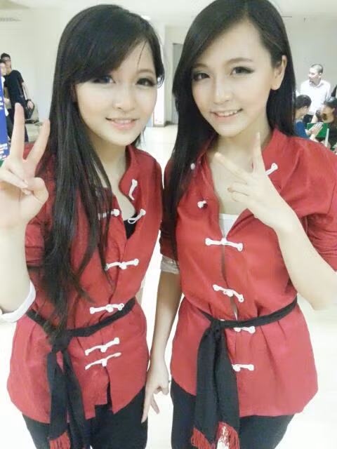 Mỹ Huyền có một em gái sinh đôi tên là Huyền Trang cũng rất xinh xắn và học giỏi.