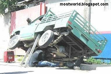 Quá nguy hiểm khi sửa xe như thế này.