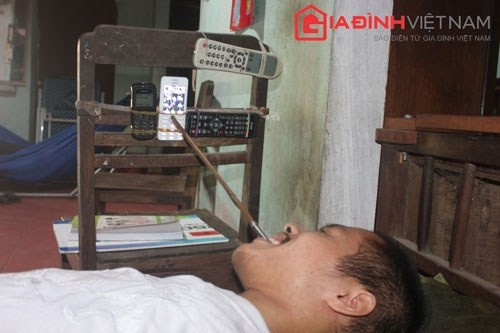 Chàng trai tật nguyền "lướt" facebook, nhắn tin, gọi điện trên giường ngủ của mình.