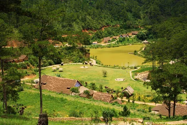 Giữa không gian thiên nhiên tuyệt đẹp của núi rừng, làng Cù Lân mang vẻ đẹp hoang sơ với những ngôi nhà sàn truyền thống của đồng bào dân tộc K'Ho rất độc đáo...