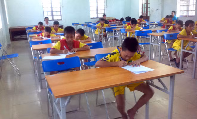 Các học viên U11 SLNA làm bài dự thi.