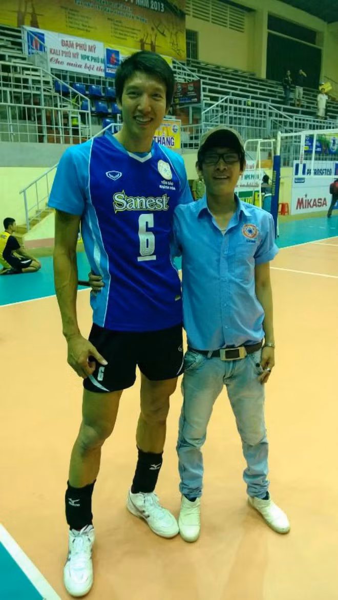 9, Ngô Văn Công, Ngô Văn Kiều (Bóng chuyền): Ngô Văn Kiều là chủ công số 1 của ĐTVN kể từ năm 2007 đến nay. Ngoài tài năng anh còn được biết đến với chiều cao lên đến 1,96 m. Điều đặc biệt nhất là gia đình anh đều rất cao. Mẹ của anh, bà Phạm Thị Cà cao đến 1m80. Nhà có 4 anh em trai đều cao lêu nghêu: anh cả Văn Ca 1,90 m, anh hai Văn Cảnh 1,85 m, anh ba Văn Công 1,92 m và Văn Kiều 1,96 m.