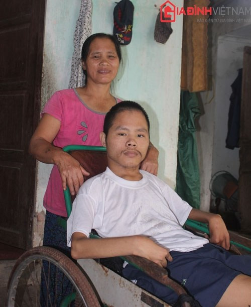 Phạm Sỹ Long và mẹ.