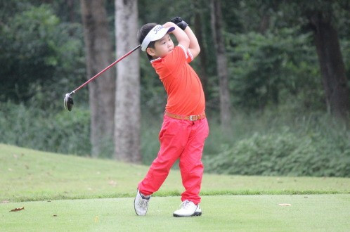 Cậu em Minh Anh năm nay mới 6 tuổi nhưng cũng bộc lộ rõ năng khiếu ở môn chơi quý tộc này khi đứng hạng 3 lứa tuổi U10 tại giải golf trẻ Việt Nam 2014. Cả hai đều thần tượng Tiger Wood và mơ ước sau này sẽ trở thành những golf thủ chuyên nghiệp. Ảnh: Tuổi Trẻ. Cậu em Minh Anh năm nay mới 6 tuổi nhưng cũng bộc lộ rõ năng khiếu ở môn chơi quý tộc này khi đứng hạng 3 lứa tuổi U10 tại giải golf trẻ Việt Nam 2014. Cả hai đều thần tượng Tiger Wood và mơ ước sau này sẽ trở thành những golf thủ chuyên nghiệp. Ảnh: Tuổi Trẻ.