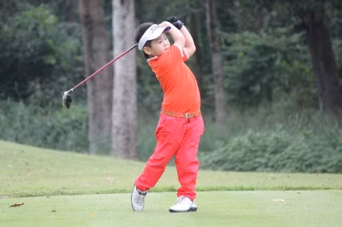 Cậu em Minh Anh năm nay mới 6 tuổi nhưng cũng bộc lộ rõ năng khiếu ở môn chơi quý tộc này khi đứng hạng 3 lứa tuổi U10 tại giải golf trẻ Việt Nam 2014. Cả hai đều thần tượng Tiger Wood và mơ ước sau này sẽ trở thành những golf thủ chuyên nghiệp. Ảnh: Tuổi Trẻ.