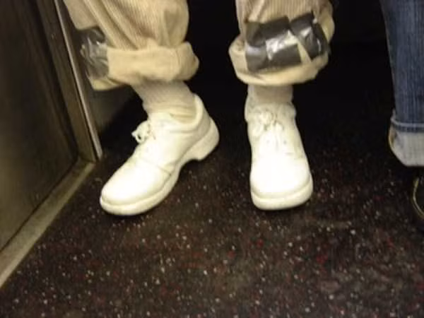 Không lo tuột gấu quần.