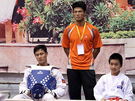 2, Nguyễn Văn Hùng, Nguyễn Trọng Cường (Taekwondo): Đây là cặp anh em trứ danh trong làng võ Việt Nam. Nguyễn Văn Hùng được mệnh danh là "độc cô cầu bại" khi 5 lần liên tiếp vô địch SEA Games từ năm 1999-2007 với chiêu độc là những cú đá chẻ. Sau khi chia tay sàn đấu năm 2010, anh về làm HLV tại Thanh Hóa rồi sau đó lên ĐTQG. Chính Hùng là người chỉ đạo cậu em trai Nguyễn Trọng Cường thi đấu thành công, đoạt HCV hạng cân 87kg tại SEA Games 2003. Tổng cộng, Trọng Cường cũng có 4 HCV, 1 HCB tại đấu trường SEA Games. Có thể nói, họ là cặp anh em có một không hai của thể thao Việt Nam. Ảnh: Tiền Phong. 2, Nguyễn Văn Hùng, Nguyễn Trọng Cường (Taekwondo): Đây là cặp anh em trứ danh trong làng võ Việt Nam. Nguyễn Văn Hùng được mệnh danh là "độc cô cầu bại" khi 5 lần liên tiếp vô địch SEA Games từ năm 1999-2007 với chiêu độc là những cú đá chẻ. Sau khi chia tay sàn đấu năm 2010, anh về làm HLV tại Thanh Hóa rồi sau đó lên ĐTQG. Chính Hùng là người chỉ đạo cậu em trai Nguyễn Trọng Cường thi đấu thành công, đoạt HCV hạng cân 87kg tại SEA Games 2003. Tổng cộng, Trọng Cường cũng có 4 HCV, 1 HCB tại đấu trường SEA Games. Có thể nói, họ là cặp anh em có một không hai của thể thao Việt Nam. Ảnh: Tiền Phong.