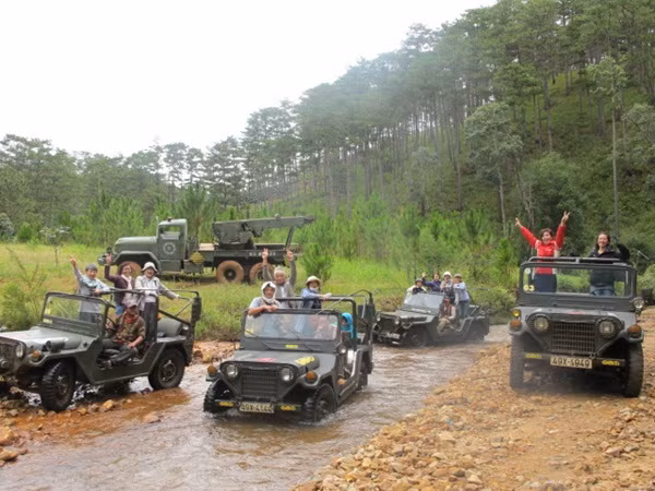 Bạn có thể trải nghiệm cảm giác ngồi trên xe Jeep chạy xung quanh ngôi làng, chiêm ngưỡng cảnh vật khi băng qua những đoạn đường uốn khúc, quanh co đến con suối róc rách nước chảy mát lạnh...