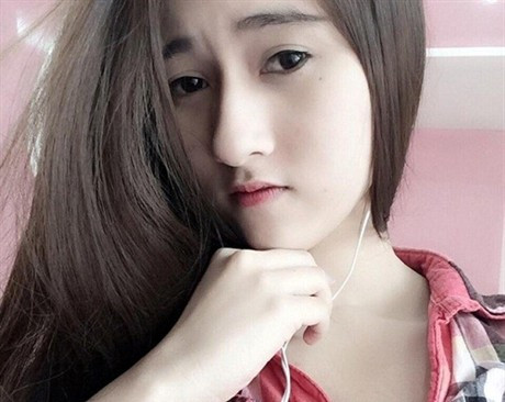 Bị đe dọa để chiếm đoạt nickname Facebook là nỗi ám ảnh mà Việt Trinh - 9X đến từ Thanh Hoá đối mặt trong suốt một thời gian dài cho đến khi xảy ra vụ việc tung chia sẻ phân biệt vùng miền, gây chấn động mạng hồi đầu tháng 8 vừa qua. Bị cộng đồng mạng ném đá vì chính những điều không do chính tay mình viết ra, Việt Trinh rơi vào trầm cảm nặng. Ảnh: Đất Việt.