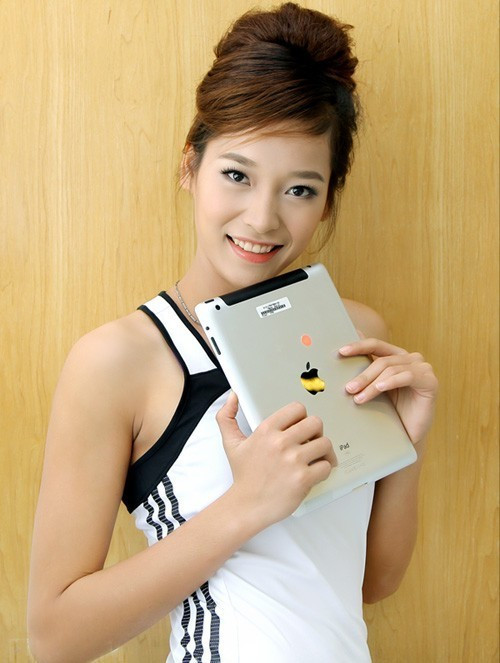 8, Dương Thị Nhàn, Dương Thị Hên (Bóng chuyền): Dương Thị Nhàn từ lâu được xem là hoa khôi tuổi teen của bóng chuyền nữ Việt Nam. Cô đang là chủ công của đội Bình Điền Long An và được lên ĐTQG năm 2013. Ngoài bóng chuyền, Nhàn còn thường xuyên được mời làm người mẫu ảnh, đóng phim vì nhan sắc hút hồn của mình. 8, Dương Thị Nhàn, Dương Thị Hên (Bóng chuyền): Dương Thị Nhàn từ lâu được xem là hoa khôi tuổi teen của bóng chuyền nữ Việt Nam. Cô đang là chủ công của đội Bình Điền Long An và được lên ĐTQG năm 2013. Ngoài bóng chuyền, Nhàn còn thường xuyên được mời làm người mẫu ảnh, đóng phim vì nhan sắc hút hồn của mình.