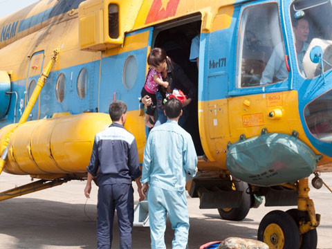 Vợ và con gái bệnh nhân xuống trực thăng.