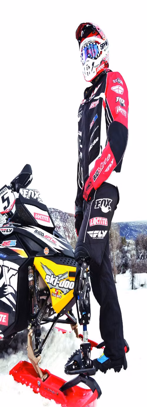 Chân giả dành cho hoạt động thể thao. Trong một cuộc đua trượt tuyết năm 2008, Mike Schultz đã gặp tai nạn và phải cưa một bên chân đến khớp gối. Không chấp nhận số phận phải dừng sự nghiệp của mình, Schultz nghiên cứu và tạo ra một chiếc chân giả đã đưa anh trở lại và giành huy chương vàng trong cuộc đua 2013 X Games Aspen. Mấu chốt trọng yếu của chân giả là đầu gối Moto Knee sử dụng bộ giảm xóc cho xe đạp leo núi với áp suất 250psi, giúp điều chỉnh sự cứng nhắc của khớp nhờ khí nén cùng một mắt cá chân sử dụng bộ giảm xóc hơi. Hai bộ phận này tạo nên một chiếc chân giả hoàn thiện thích hợp với các hoạt động vận động cường độ lớn.