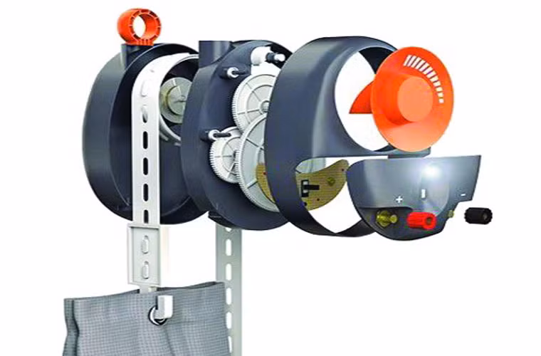 Thắp sáng bóng đèn nhờ... đất đá, giá 10 USD. Hai nhà sáng chế Martin Riddiford và Jim Reeves (London, Anh) đã nghiên cứu ra hệ thống thắp sáng đèn GravityLight. Theo đó, chỉ cần treo một túi vải chứa 14kg đất đá hay bất kể vật liệu nào khác, đều đặn nâng lên, hạ xuống chiếc túi này sẽ kéo dây curoa quay theo trục nhựa, dây curoa đó sẽ kéo theo một loạt các thiết bị để chạy một mô-tơ nhỏ sinh ra dòng điện thắp sáng một bóng led trong khoảng 30 phút. Thắp sáng bóng đèn nhờ... đất đá, giá 10 USD. Hai nhà sáng chế Martin Riddiford và Jim Reeves (London, Anh) đã nghiên cứu ra hệ thống thắp sáng đèn GravityLight. Theo đó, chỉ cần treo một túi vải chứa 14kg đất đá hay bất kể vật liệu nào khác, đều đặn nâng lên, hạ xuống chiếc túi này sẽ kéo dây curoa quay theo trục nhựa, dây curoa đó sẽ kéo theo một loạt các thiết bị để chạy một mô-tơ nhỏ sinh ra dòng điện thắp sáng một bóng led trong khoảng 30 phút.