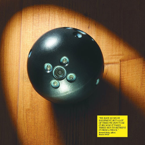 Quả bóng thông minh. Francisco Aguilar, một nghiên cứu sinh ngành chính sách công tại Massachusetts (Hoa Kỳ) đã phát minh một thiết bị thăm dò chỉ nhỏ như quả bóng chày có thể ném vào những nơi mà con người khó tiếp cận. Quả bóng thăm dò này có vỏ chịu lực được gắn 6 camera và nhiều cụm đèn led hồng ngoại để cung cấp ánh sáng cho các camera trong môi trường thiếu sáng. Thiết bị được kết nối với máy tính và ngay khi ném đi sẽ bắt đầu ghi lại hình ảnh, kiểm tra khí metan, carbon monoxide và nhiệt độ cao ở mức nguy hiểm. Aguilar tin rằng, quả bóng sẽ ứng dụng tốt trong các vùng thiên tai, thảm họa, các vụ cháy nhà, bắt cóc con tin hay vùng chiến sự... Quả bóng thông minh. Francisco Aguilar, một nghiên cứu sinh ngành chính sách công tại Massachusetts (Hoa Kỳ) đã phát minh một thiết bị thăm dò chỉ nhỏ như quả bóng chày có thể ném vào những nơi mà con người khó tiếp cận. Quả bóng thăm dò này có vỏ chịu lực được gắn 6 camera và nhiều cụm đèn led hồng ngoại để cung cấp ánh sáng cho các camera trong môi trường thiếu sáng. Thiết bị được kết nối với máy tính và ngay khi ném đi sẽ bắt đầu ghi lại hình ảnh, kiểm tra khí metan, carbon monoxide và nhiệt độ cao ở mức nguy hiểm. Aguilar tin rằng, quả bóng sẽ ứng dụng tốt trong các vùng thiên tai, thảm họa, các vụ cháy nhà, bắt cóc con tin hay vùng chiến sự...