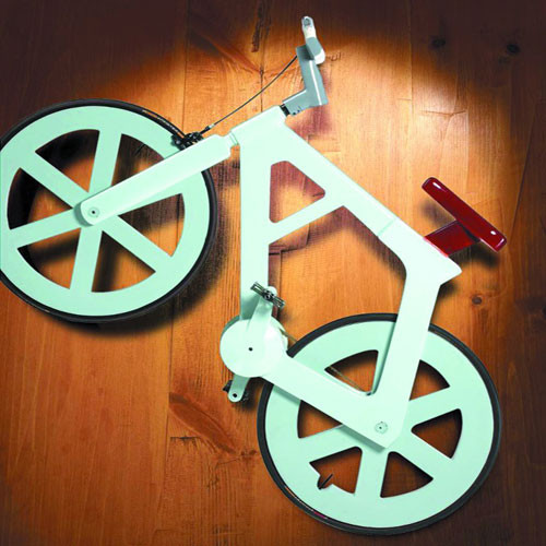 Xe đạp bằng giấy bìa. Kỹ sư người Israel Izhar Gafni rất say mê những chiếc xe đạp làm từ tre nhưng theo ông giá cả của nó là cả một vấn đề. Trong suốt 2 năm liền Gafni học cách gấp những bìa carton thành những hình có cấu trúc chắc nhất có thể, sự thử nghiệm của ông đã mang lại những cấu trúc cực chắc khỏe giống như tổ ong hay tổ chim. Một năm sau đó ông tiếp tục công việc thủ công này để tạo ra các chi tiết xe đạp. Kết quả là một chiếc xe đạp chắc chắn với nan hoa, vành, khung làm từ bìa carton. Chiếc xe nguyên mẫu nặng khoảng 14kg và có thể chịu được sức nặng của người đạp xe gấp 20 lần trọng lượng đó. Xe đạp bằng giấy bìa. Kỹ sư người Israel Izhar Gafni rất say mê những chiếc xe đạp làm từ tre nhưng theo ông giá cả của nó là cả một vấn đề. Trong suốt 2 năm liền Gafni học cách gấp những bìa carton thành những hình có cấu trúc chắc nhất có thể, sự thử nghiệm của ông đã mang lại những cấu trúc cực chắc khỏe giống như tổ ong hay tổ chim. Một năm sau đó ông tiếp tục công việc thủ công này để tạo ra các chi tiết xe đạp. Kết quả là một chiếc xe đạp chắc chắn với nan hoa, vành, khung làm từ bìa carton. Chiếc xe nguyên mẫu nặng khoảng 14kg và có thể chịu được sức nặng của người đạp xe gấp 20 lần trọng lượng đó.