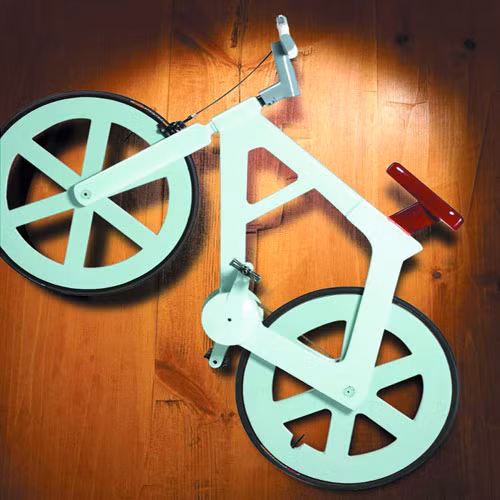 Xe đạp bằng giấy bìa. Kỹ sư người Israel Izhar Gafni rất say mê những chiếc xe đạp làm từ tre nhưng theo ông giá cả của nó là cả một vấn đề. Trong suốt 2 năm liền Gafni học cách gấp những bìa carton thành những hình có cấu trúc chắc nhất có thể, sự thử nghiệm của ông đã mang lại những cấu trúc cực chắc khỏe giống như tổ ong hay tổ chim. Một năm sau đó ông tiếp tục công việc thủ công này để tạo ra các chi tiết xe đạp. Kết quả là một chiếc xe đạp chắc chắn với nan hoa, vành, khung làm từ bìa carton. Chiếc xe nguyên mẫu nặng khoảng 14kg và có thể chịu được sức nặng của người đạp xe gấp 20 lần trọng lượng đó.