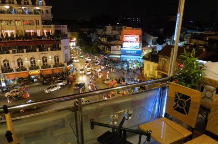 City view cafe có giá mềm hơn các địa điểm khác, năm ngoái vé bán ở đây là 250.000đ/người, năm nay là 300.000đ/người.