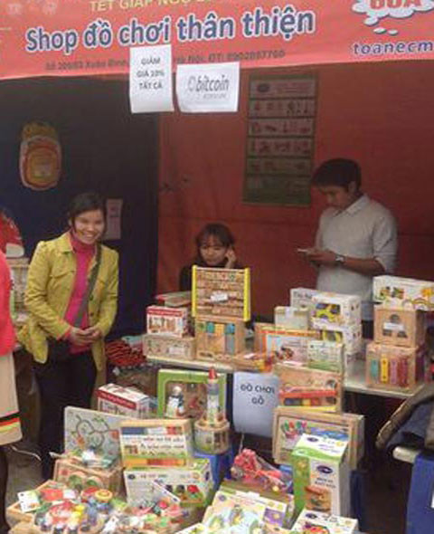 Điểm bán đồ chơi trẻ em. Bên cạnh những gian hàng chấp nhận Bitcoin, hội chợ còn có cả điểm đổi Bitcoin sang tiền đồng do Ban tổ chức lập ra. Điểm bán đồ chơi trẻ em. Bên cạnh những gian hàng chấp nhận Bitcoin, hội chợ còn có cả điểm đổi Bitcoin sang tiền đồng do Ban tổ chức lập ra.