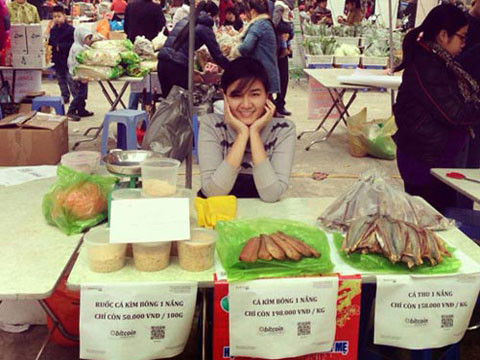 Hội chợ diễn ra trong một ngày duy nhất 26-1 tại số 10 Thuỵ Khuê, Hà Nội. Ông Bùi Huy Kiên, Giám đốc Công ty TNHH Hiệp Đồng (quản lý Diễn đàn lamchame.com) cho hay, bên cạnh các gian hàng thanh toán bằng đồng Việt Nam truyền thống thì hội chợ năm nay có 4 gian hàng chấp nhận thanh toán cả bằng tiền điện tử Bitcoin. Gian hàng trưng biển chấp nhận thanh toán bằng Bitcoin.