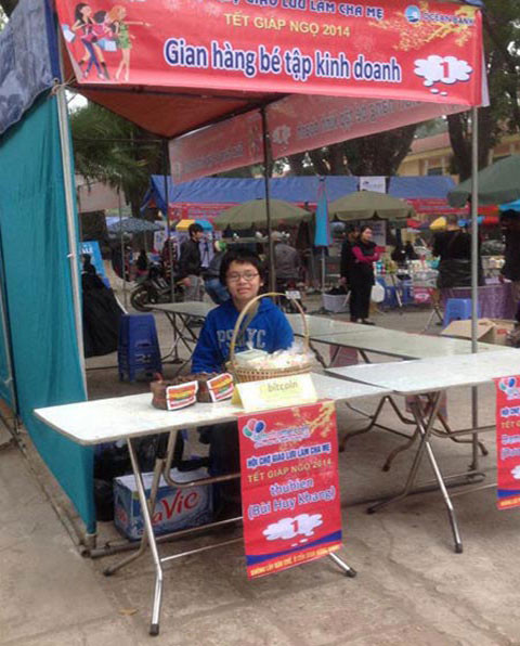 Cả gian hàng "tập kinh doanh" của trẻ em cũng nhận thanh toán bằng Bitcoin. Cả gian hàng "tập kinh doanh" của trẻ em cũng nhận thanh toán bằng Bitcoin.