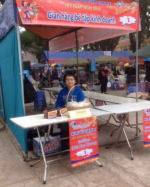 Cả gian hàng "tập kinh doanh" của trẻ em cũng nhận thanh toán bằng Bitcoin.