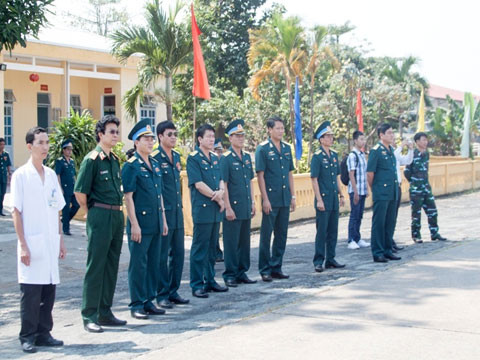 Chỉ huy Sư đoàn Không quân 370 và BV 175 ra đón bệnh nhân.