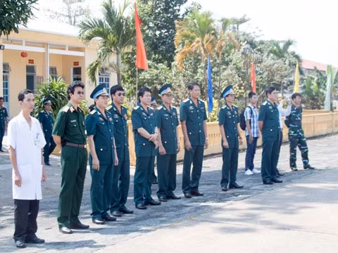 Chỉ huy Sư đoàn Không quân 370 và BV 175 ra đón bệnh nhân.