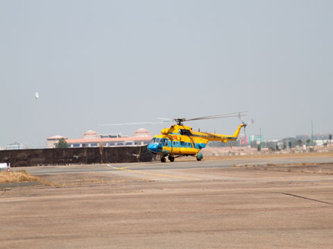 Trực thăng chở bệnh nhân an toàn về đất liền.