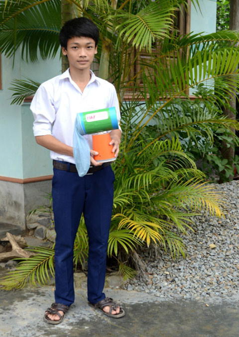 Chàng “kĩ sư” tuổi teen không có nhiều thời gian để chế tạo vì nhà khó khăn nên sau giờ học, Tâm còn phải đi chăn bò và làm việc nhà phụ ba mẹ.