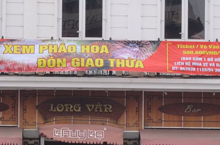 Lễ tân nhà hàng Long Vân - Thủy Tạ ở ven hồ Hoàn Kiếm cho biết: “Coffee club ở tầng 5 của nhà hàng có giá vé 590.000đ/người, bao gồm một đồ uống tự chọn và thưởng thức chương trình ca nhạc do các nhóm nhạc đến từ Philippines biểu diễn. Giá vé năm trước ở đây dao động từ 450 - 500.000đ/ người.