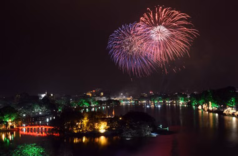Vì thế, những địa điểm xung quanh Hồ Gươm luôn được nhiều người chọn để thưởng ngoạn "đại tiệc" ánh sáng.