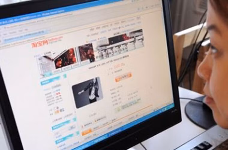 Hàng trăm trang web lớn của Trung Quốc gồm cả Sina, Weibo với tên miền có đuôi là “.com, .net, .org” đã bị chặn, không thể truy cập vào lúc 15h ngày 21/1. Thay vào đó, các trang web này đã tự động chuyển yêu cầu đến một địa chỉ IP khác của Công ty Dynamic Internet Technology (DIT) ở Mỹ. Riêng tên miền có đuôi “.cn” thì không bị ảnh hưởng.