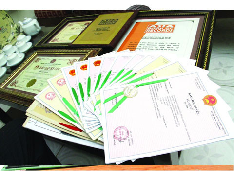 "Bộ sưu tập" bằng độc quyền, bằng sáng chế của TS Lê Văn Tri.