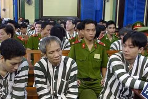 Năm Cam tại phiên tòa xét xử mình và đồng bọn.