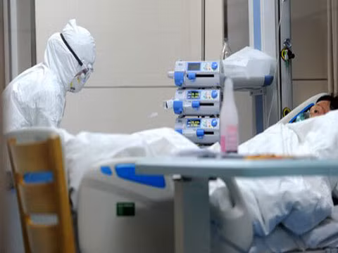 Một bệnh nhân H7N9 đang được điều trị.