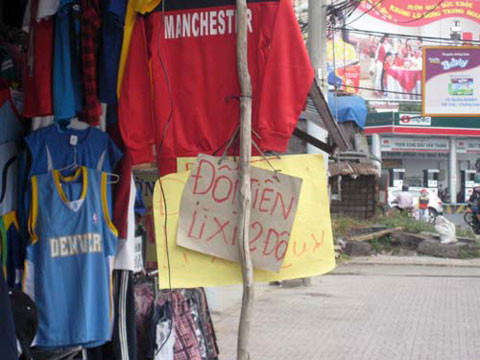 Cửa hàng công khai tiếp thị đổi tiền 2 USD lì xì.