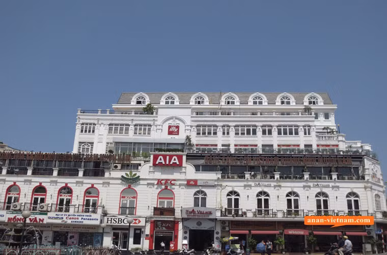 Theo tìm hiểu, giá cả ở những địa điểm thưởng pháo hoa năm nay có tăng nhẹ. Quán cà phê Illy, một trong những địa điểm ngắm pháo hoa cực "đã", có giá là 500.000 đồng/người.