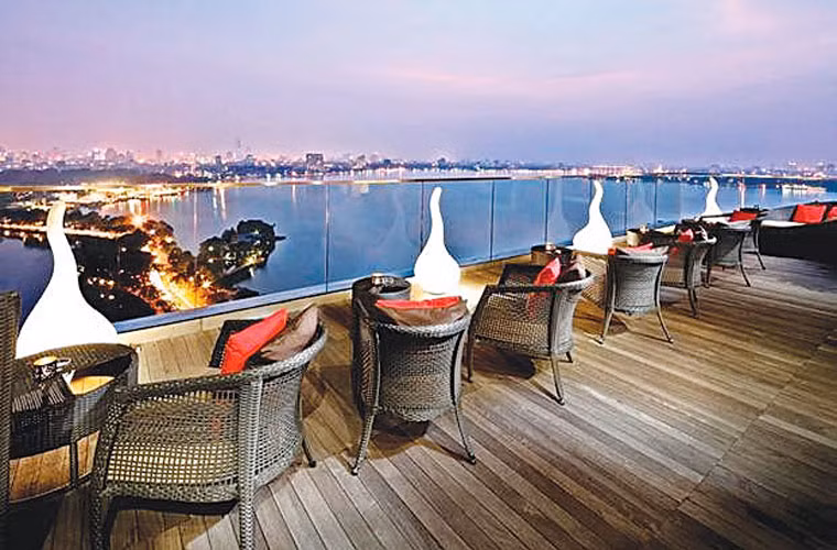 Summit Lounge trên tầng thượng của khách sạn Sofitel Plaza cũng là một điểm ngắm pháo hoa trên Hồ Tây vô cùng lãng mạn. Để thưởng thức màn pháo hoa đêm giao thừa kèm một ly cocktail hoặc rượu vang và đồ ăn nhẹ tại đây, khách hàng phải mất 450.000 đồng/người