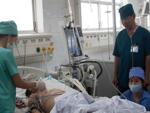 Điều dưỡng khoa Hồi sức Tích cực đặt máy thở cho bệnh nhân.